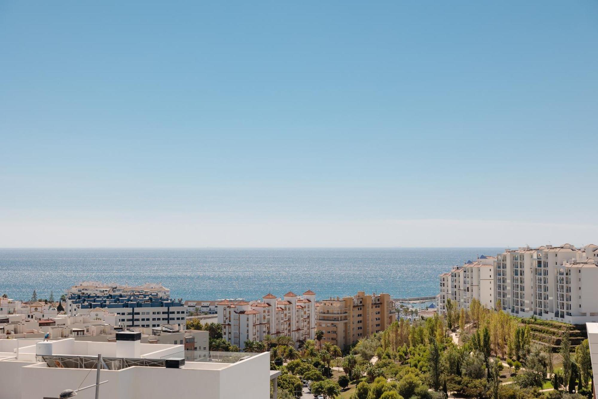 Luxurious 2 Bedroom Apartment Close To The Beach In Естепона Екстериор снимка